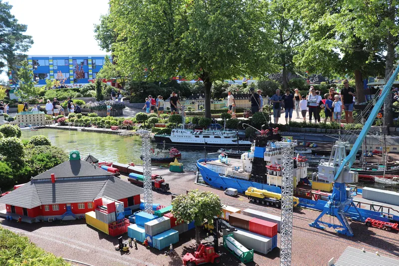 Miniatyrhavn med skip, kraner og containere bygget av legoklosser i Miniland