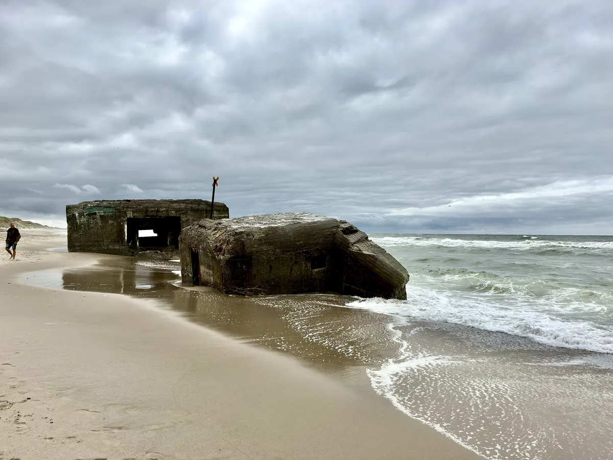 Betongbunkere fra Atlantvollen i strandkanten ved Vedersø Klit på Vestkysten
