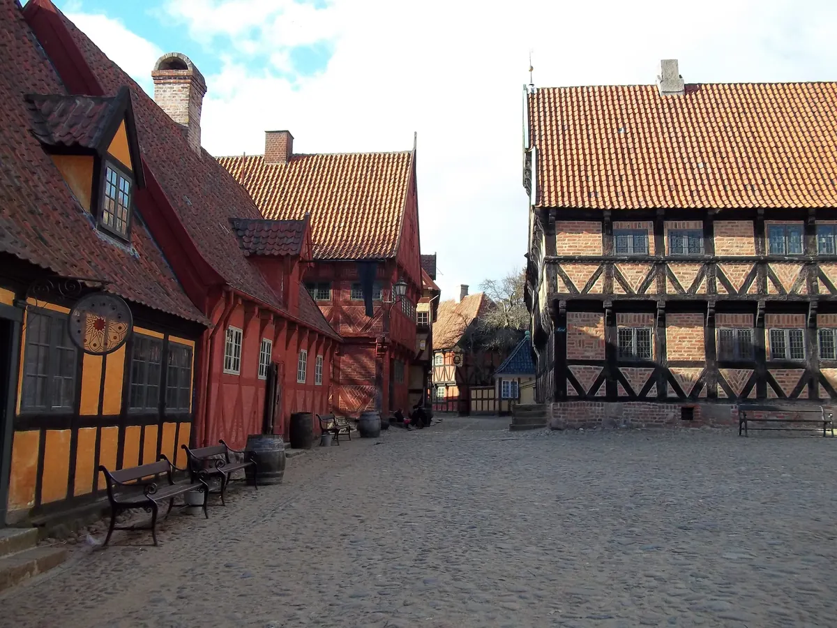 Brosteinstorg omkranset av gamle bindingsverkshus i Den Gamle By i Aarhus