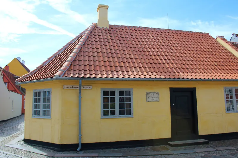 Det gule hjørnehuset med rødt tegltak i brosteinsgata i Odense der H.C. Andersen ble født