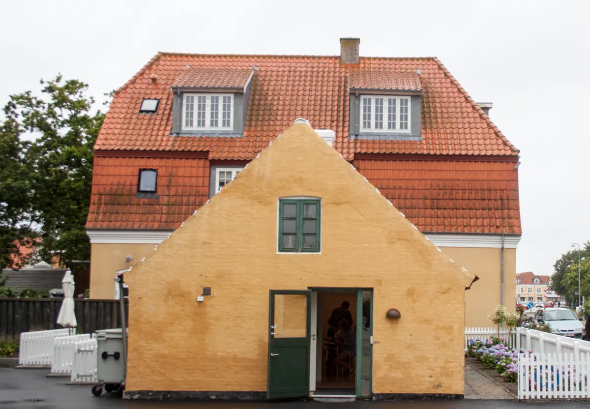 Gul gavl og rødt tegltak på en av bygningene til Skagens Museum