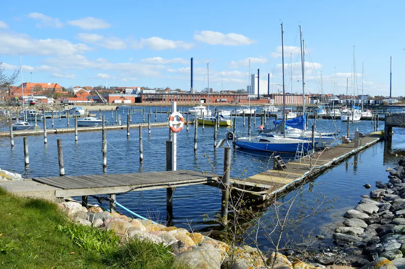 Småbåthavn med seilbåter og brygger i Thisted en solrik dag