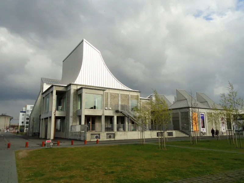 Utzon Center med sine hvite, buede tak ved havnefronten i Aalborg
