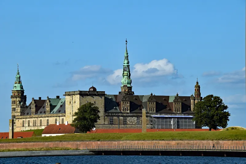 Kronborg slott med grønne kobbertårn under blå himmel i Helsingør