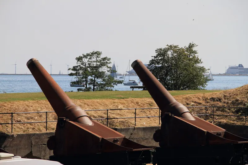 Gamle kanoner ved Charlottenlund Fort med Øresund i bakgrunnen