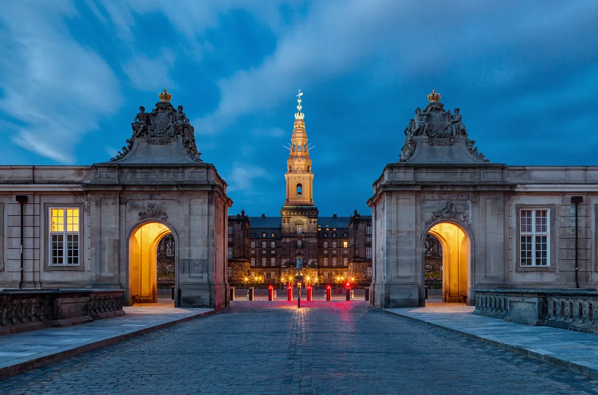 Marmorbroen og Christiansborg Slot i København i blåtimen
