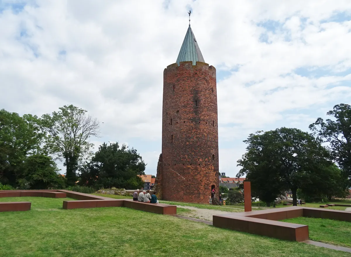 Gåsetårnet, et rundt middelaldertårn i rød tegl, på borgbanken i Vordingborg