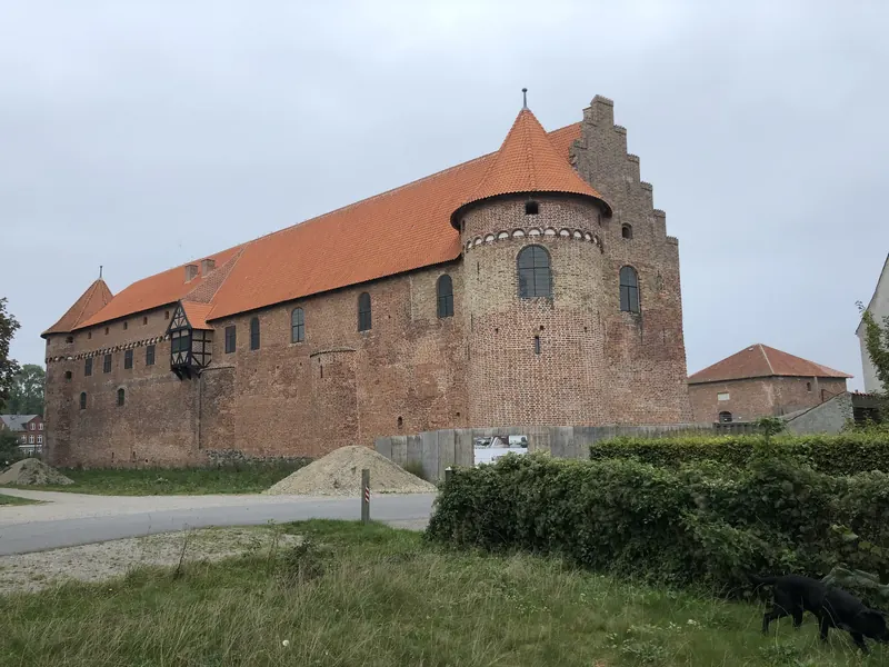Middelalderborgen Nyborg Slot i rød tegl med trappegavl og rundt tårn