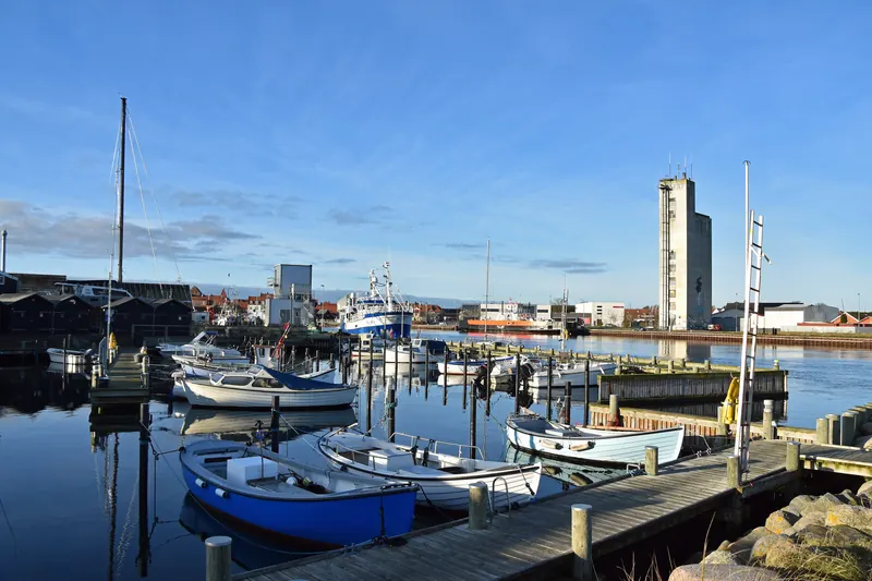 Småbåter ved bryggene i Kerteminde havn en solrik dag