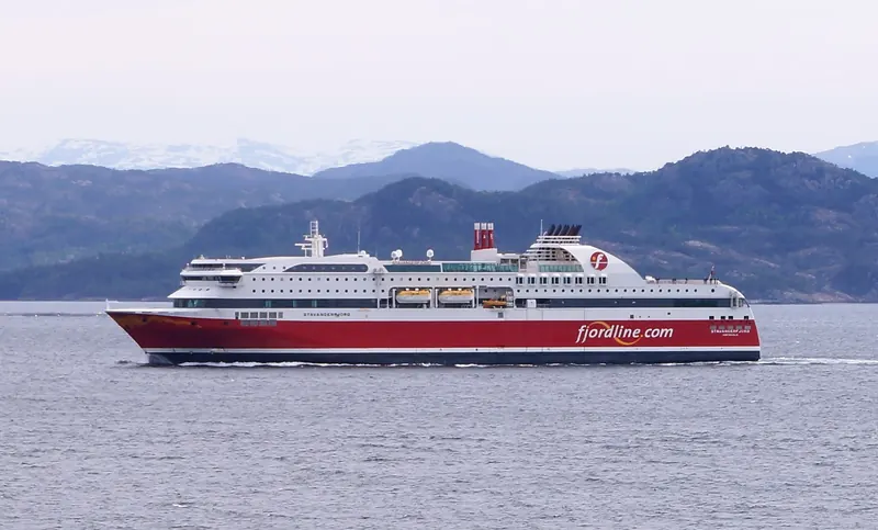 Fjord Lines ferje Stavangerfjord på fjorden med fjell i bakgrunnen