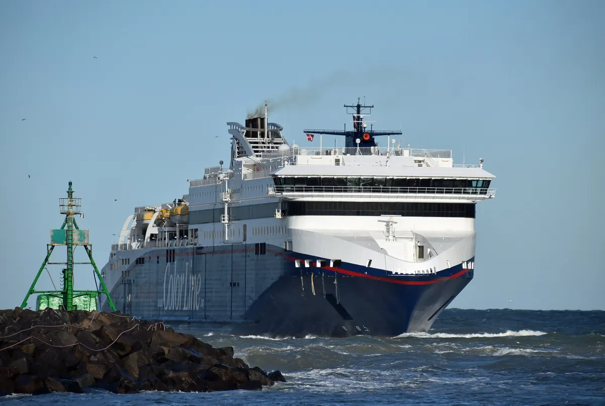 Hurtigfergen SuperSpeed 1 på vei inn til havnen i Hirtshals