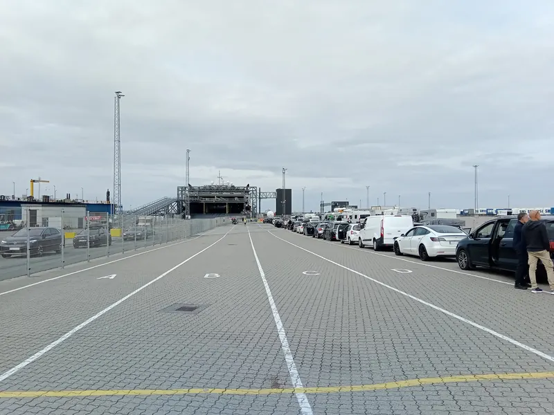 Biler i kø i oppstillingsfeltene før ombordkjøring på fergekaia i Hirtshals