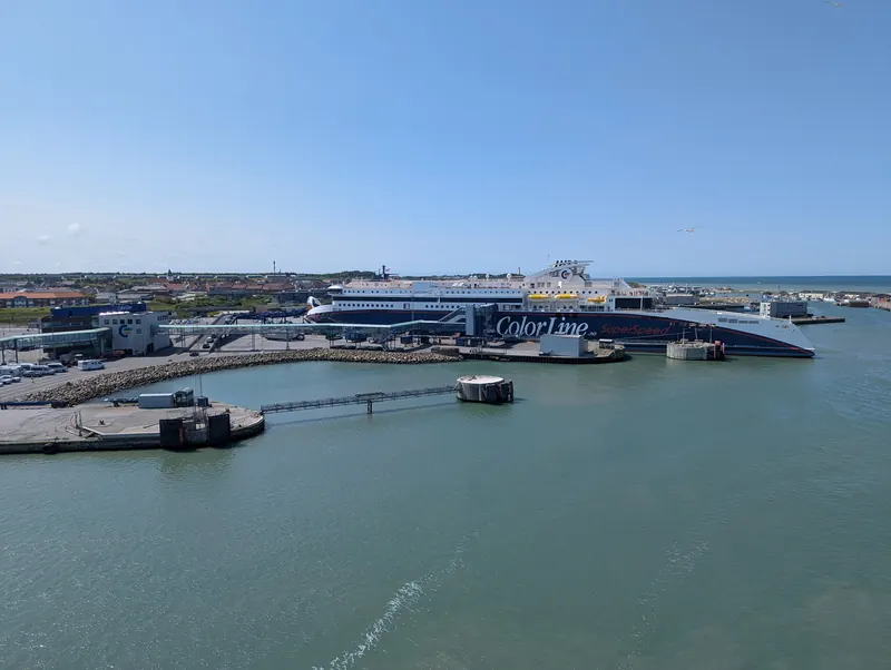 Fergen Superspeed 2 ved terminalen i Hirtshals havn en solrik dag