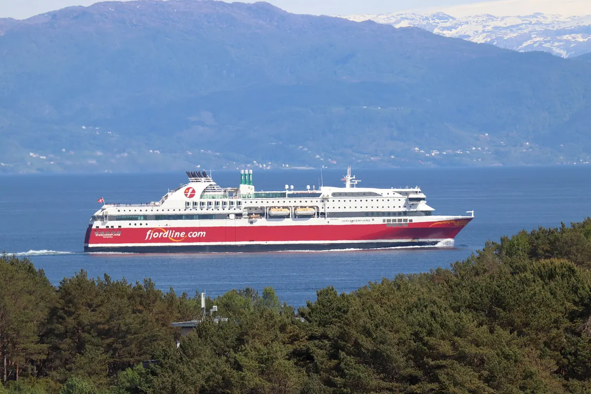 Fjord Lines ferge Stavangerfjord i Bjørnafjorden med fjell i bakgrunnen
