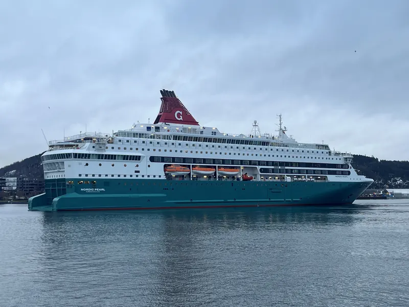 Cruisefergen Nordic Pearl i ny grønn farge på vei inn til Vippetangen i Oslo