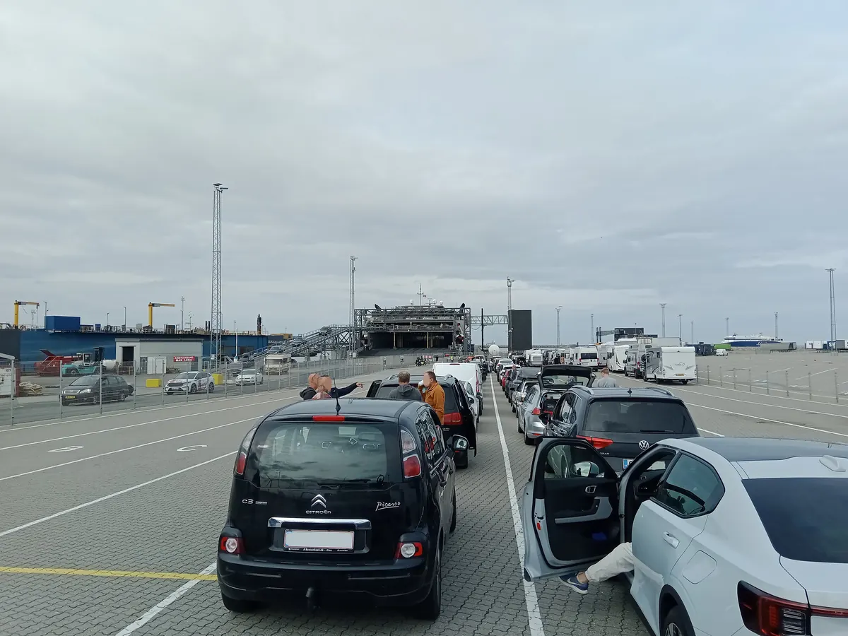 Biler i kø på oppstillingsplassen før ombordkjøring på fergen i Hirtshals