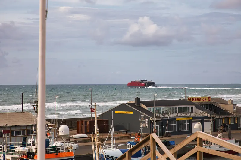 En hurtigferge på vei ut fra havnen i Hirtshals, sett over fiskehavnen