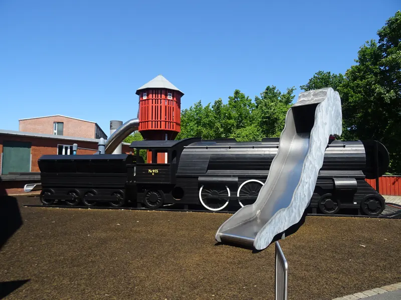 Lekeplass med sklie og et lekelokomotiv ved Danmarks Jernbanemuseum i Odense