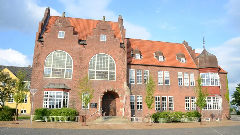 Det gamle rådhuset i Tønder i rød murstein med store buevinduer