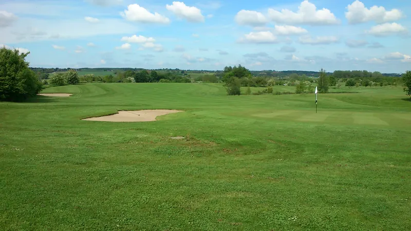 Fairway med sandbunker og flagg på Mollerup Golfklub ved Aarhus en sommerdag