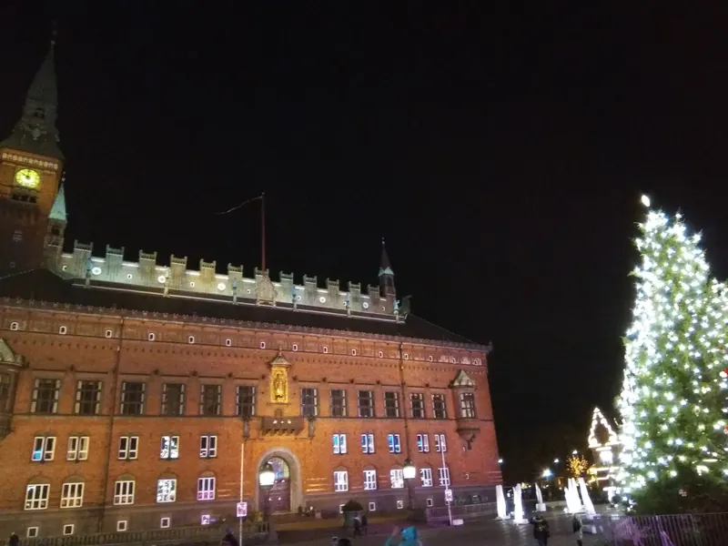 Opplyst juletre foran Københavns rådhus en desemberkveld