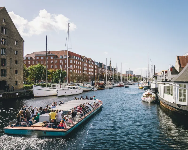 Kanalbåt full av passasjerer på sightseeing i kanalene i København