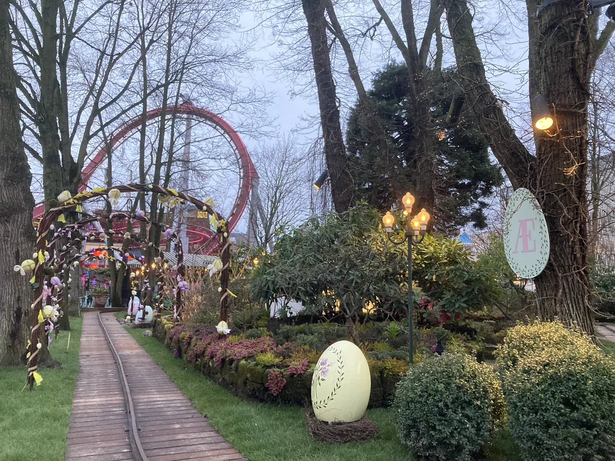 Påskepyntet hage i Tivoli med store påskeegg langs gangstien