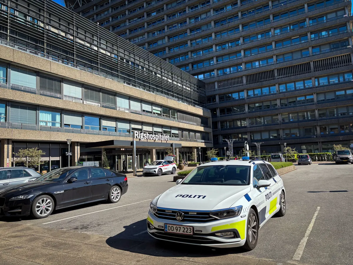 Dansk politibil parkert foran hovedinngangen til Rigshospitalet i København
