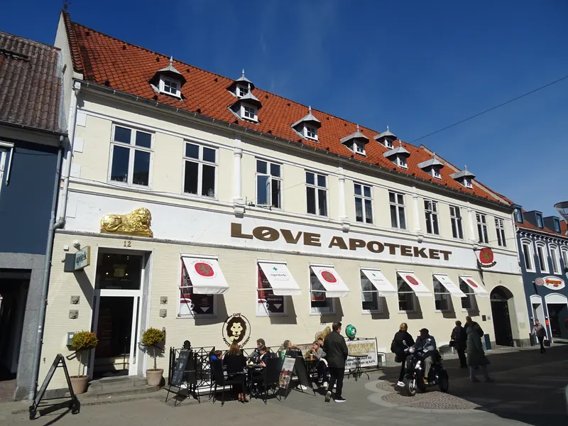 Løve Apoteket i en hvit hjørnebygning ved torget i Næstved
