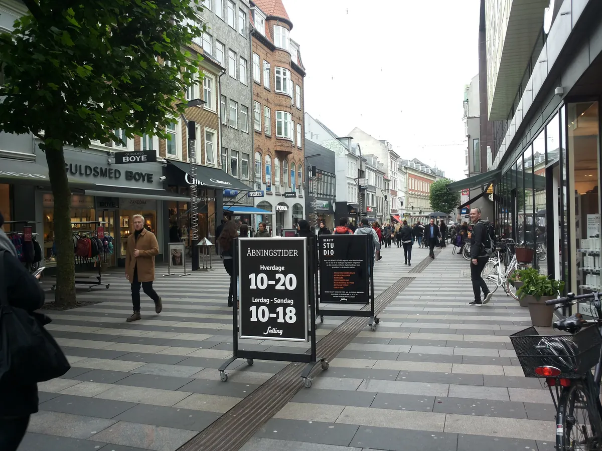 Folk som går i gågaten Strøget i Aarhus en overskyet dag