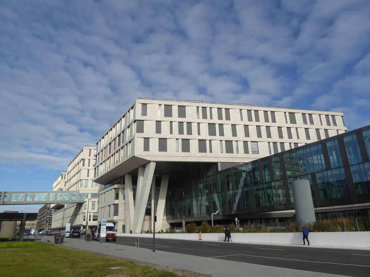 Ny sykehusbygning ved Rigshospitalet i København med inngangsparti i glass