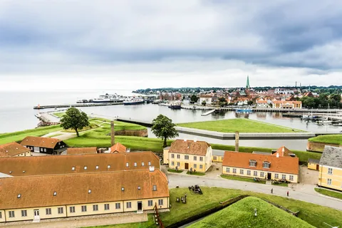 Utsikt over Helsingør med havna og Øresund
