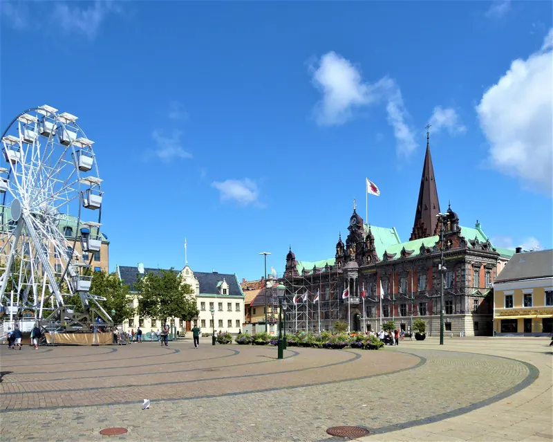Stortorget i Malmö med rådhuset og et pariserhjul under blå himmel