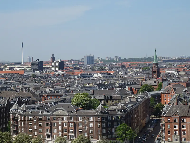 Utsikt over boligkvartalene på Vesterbro i København med kirketårn i bakgrunnen