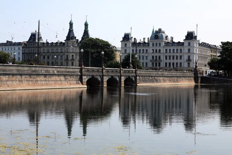 Dronning Louises Bro og de tårnkronede bygårdene ved Søtorvet speiler seg i Søerne