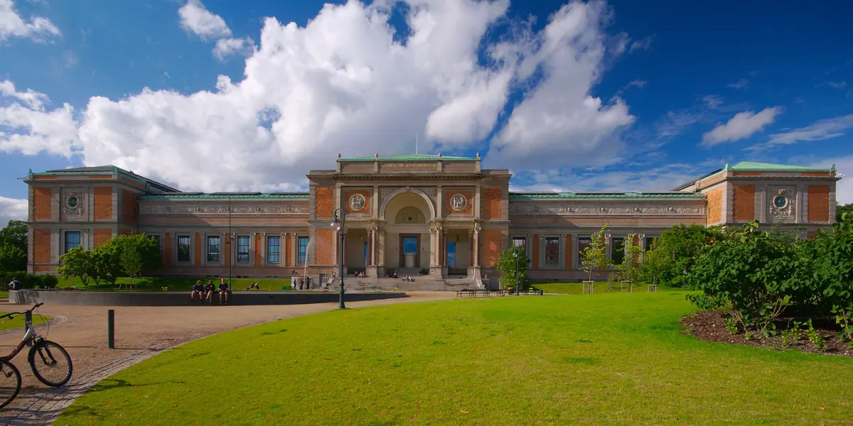 Statens Museum for Kunst med gressplen foran den lange museumsbygningen