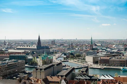 Utsikt over takene i København med tårn og kanaler