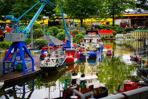 Havn med båter og kraner bygget av LEGO i Miniland i Legoland Billund