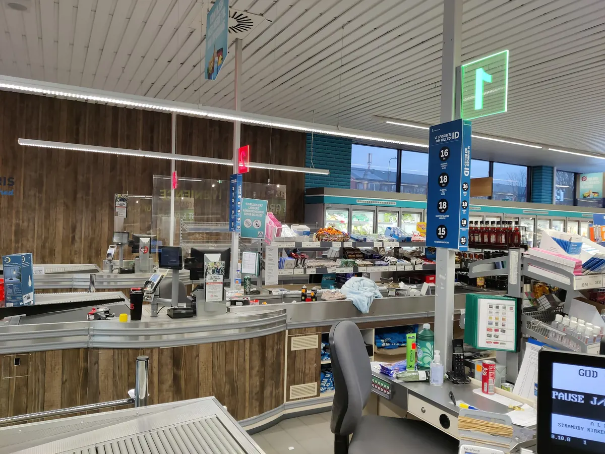 Kassen med samlebånd og varehyller i en dagligvarebutikk i Esbjerg