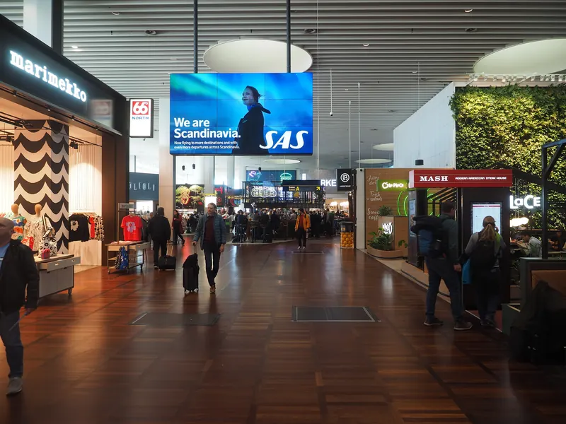 Reisende i butikkgaten med taxfree-butikker på Københavns lufthavn Kastrup