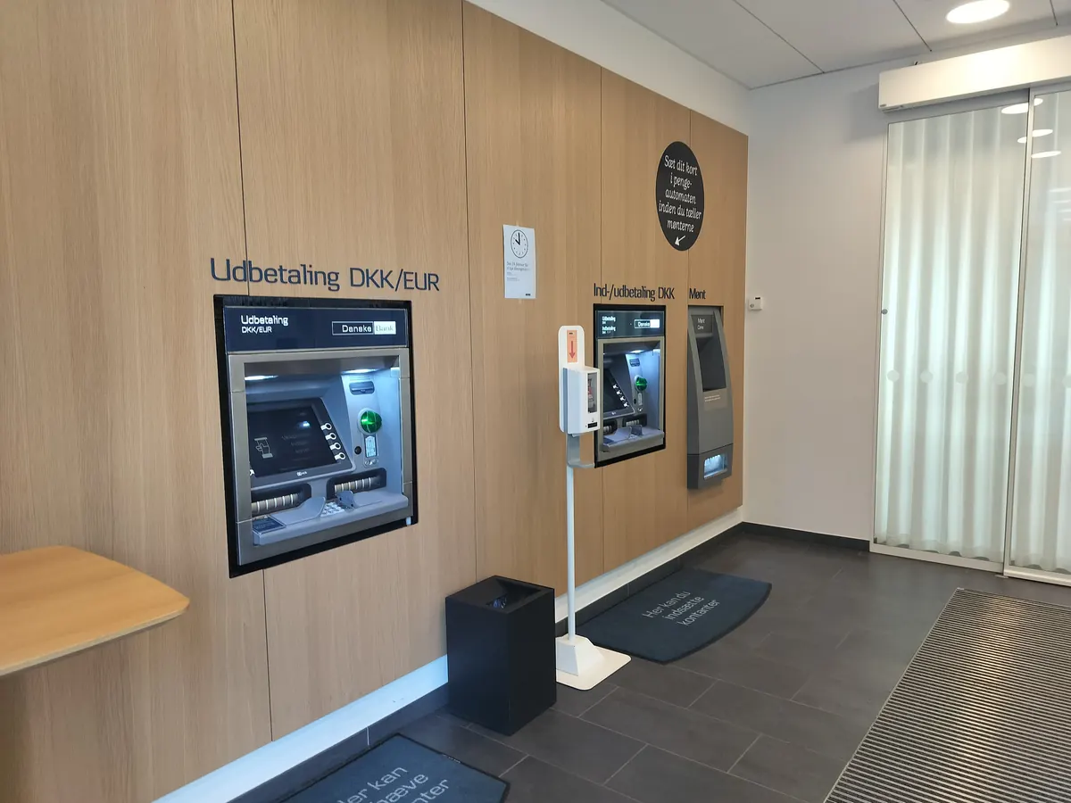 Minibank med uttak i danske kroner og euro i et bankfoaje