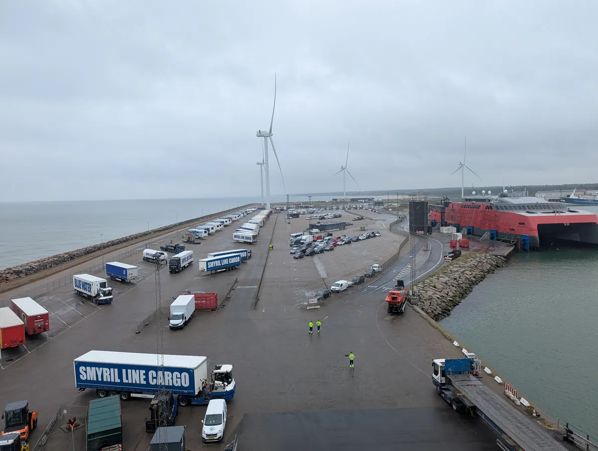 Biler og lastebiler i oppstillingsfeltene på fergehavnen i Hirtshals