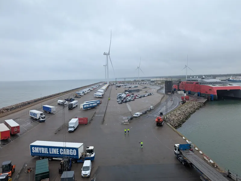 Biler og lastebiler i oppstillingsfeltene på fergehavnen i Hirtshals