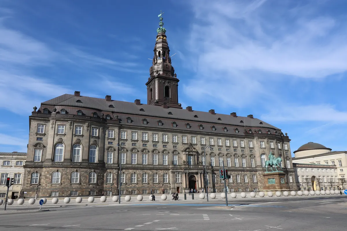 Christiansborg slott med tårnet, sete for Folketinget, under blå himmel i København