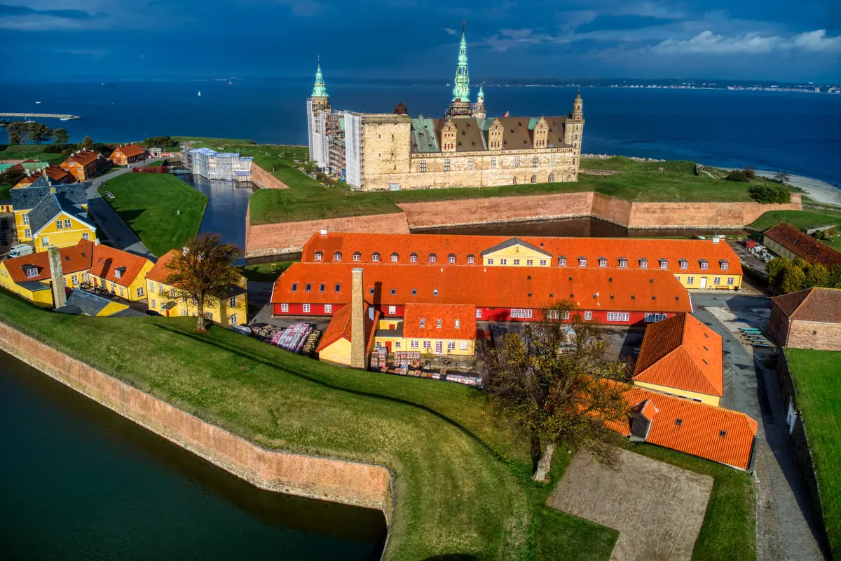 Kronborg slott og festningsverkene fotografert fra lufta