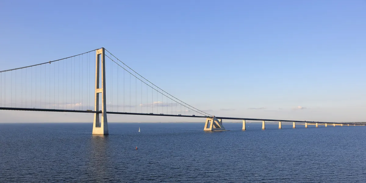 Hengebroen over Storebælt med høy pylon over blått hav