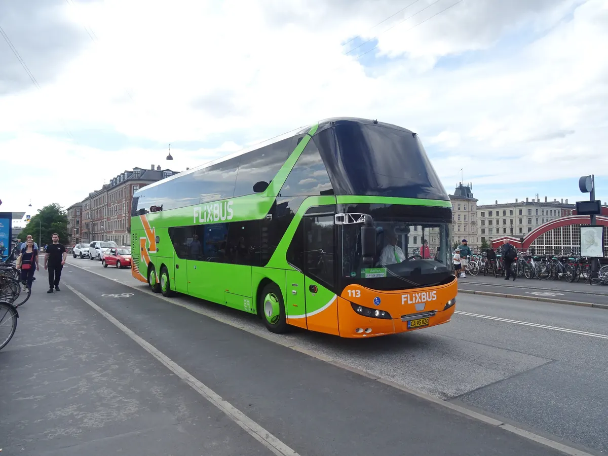 Grønn dobbeltdekker langrutebuss på Tietgensbroen i København