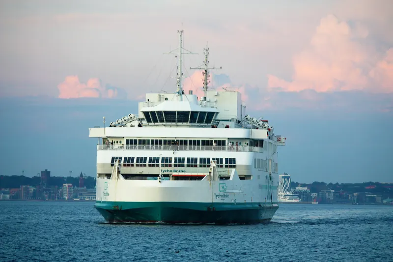 Fergen Tycho Brahe på vei over Øresund med kysten i bakgrunnen
