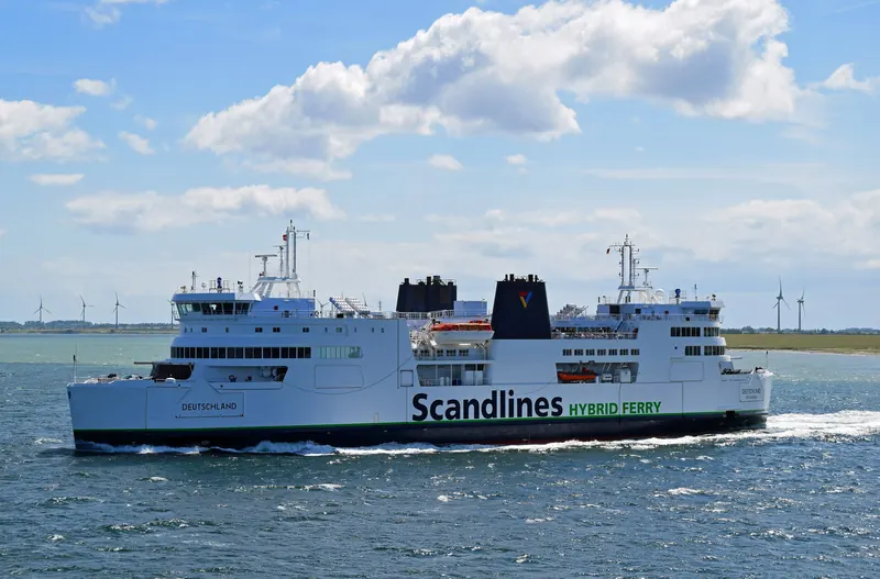 Hybridfergen Deutschland på vei inn mot Rødby havn med vindturbiner på land