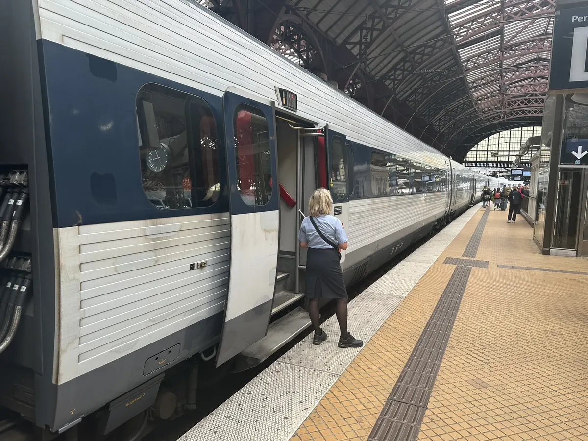 DSBs IC3-tog ved perrongen på Københavns Hovedbanegård, der en passasjer går om bord